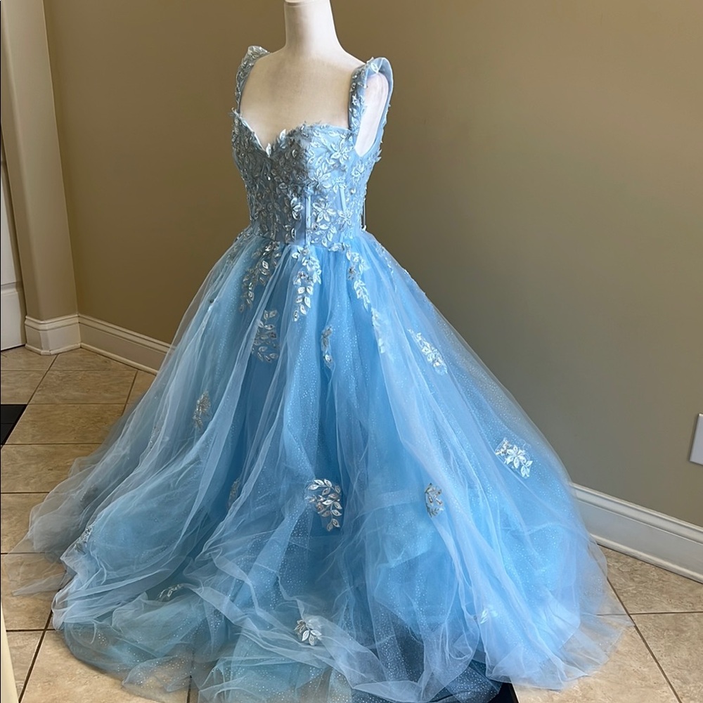 Warm Notices Elegant Blue Floral Gown Size 8. New with Tags